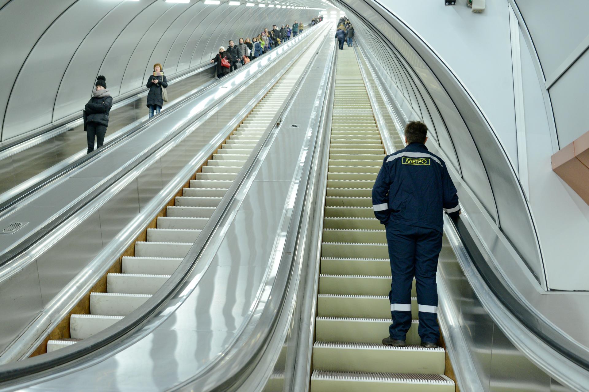 Работники Московского метрополитена. Реклама в питерском метро на эскалаторах. Метро СПБ поезда аварий.