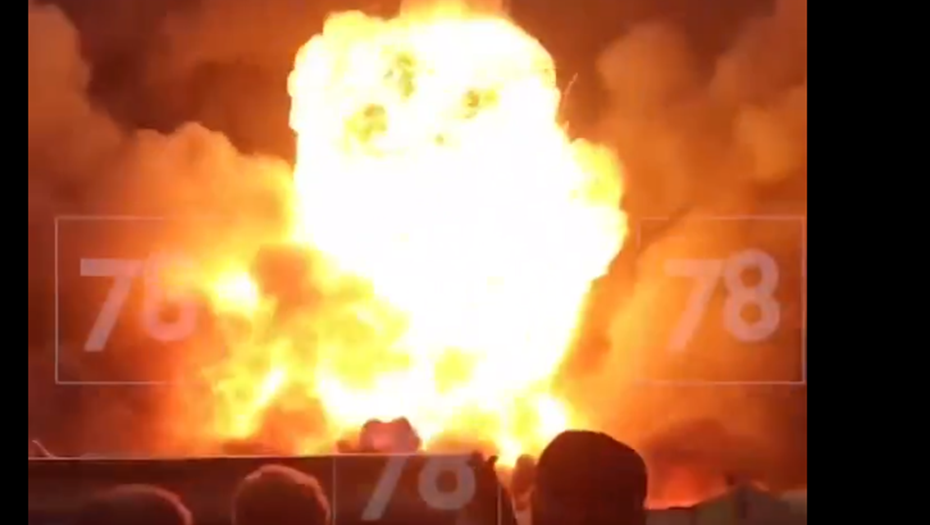Момент взрыва баллонов при пожаре на мебельной фабрике Петербурга попал на видео