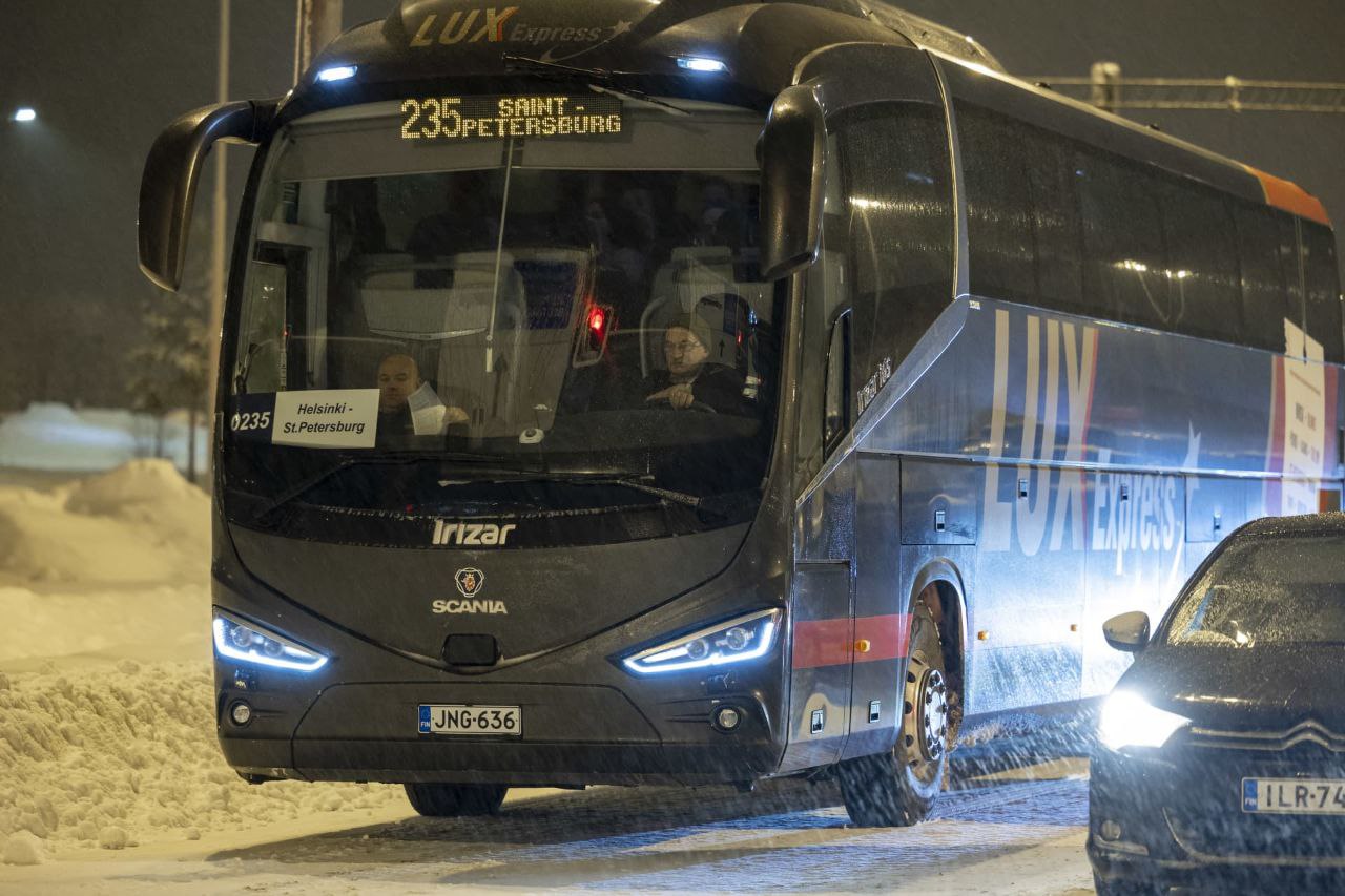 Автобус Lux Express не успел пересечь финскую границу и вернулся в Хельсинки