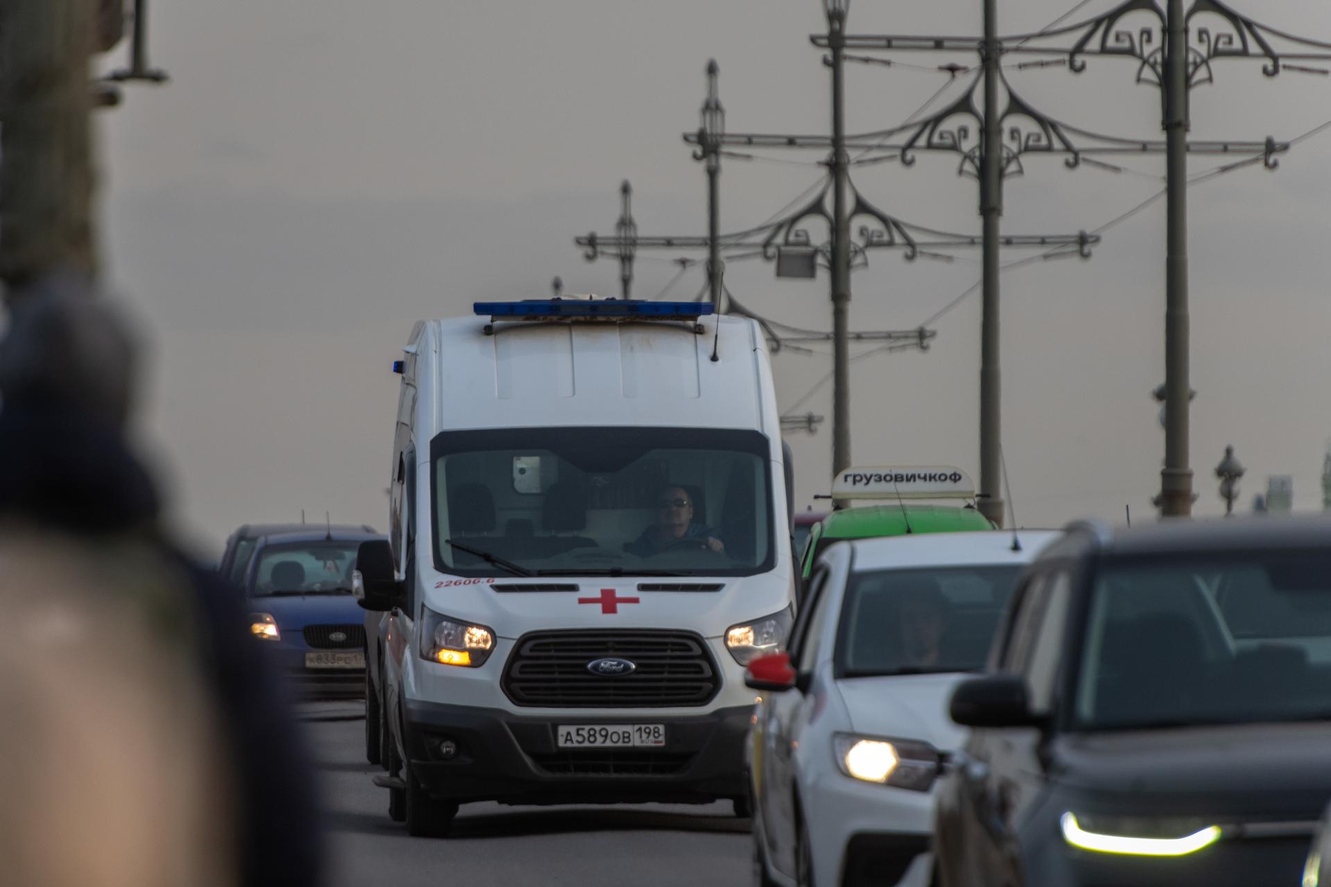 Глыба льда упала на коляску на Новочеркасском проспекте. Ребёнка увезли в  больницу