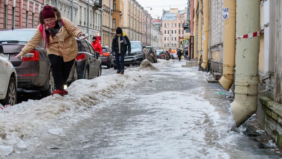Снежок на дорогу падает. Санкт-Петербург гололед. Гололед в СПБ. Коммунальщики гололед. Лед на улице.