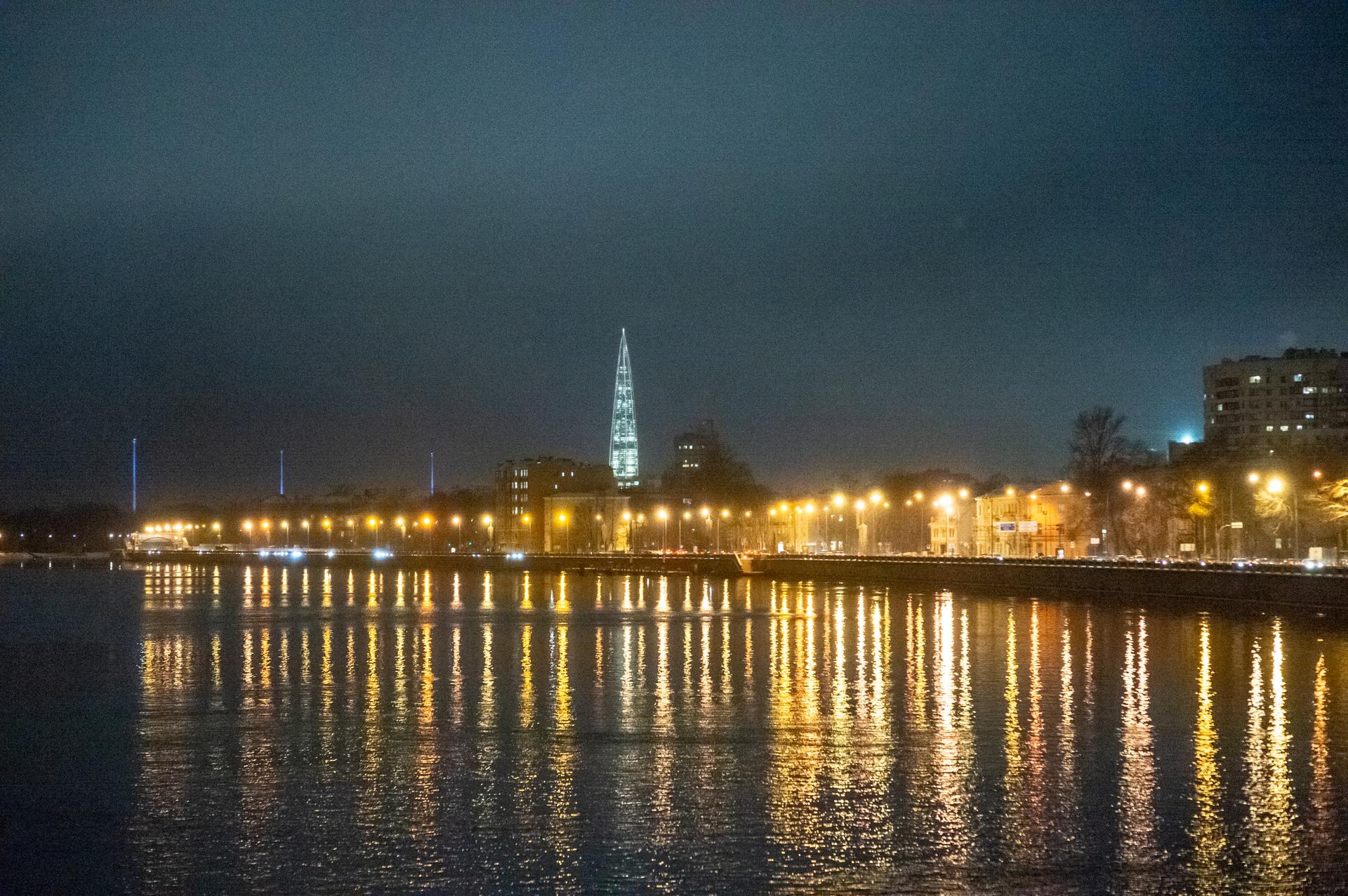 Новогодняя подсветка превратила петербургский 