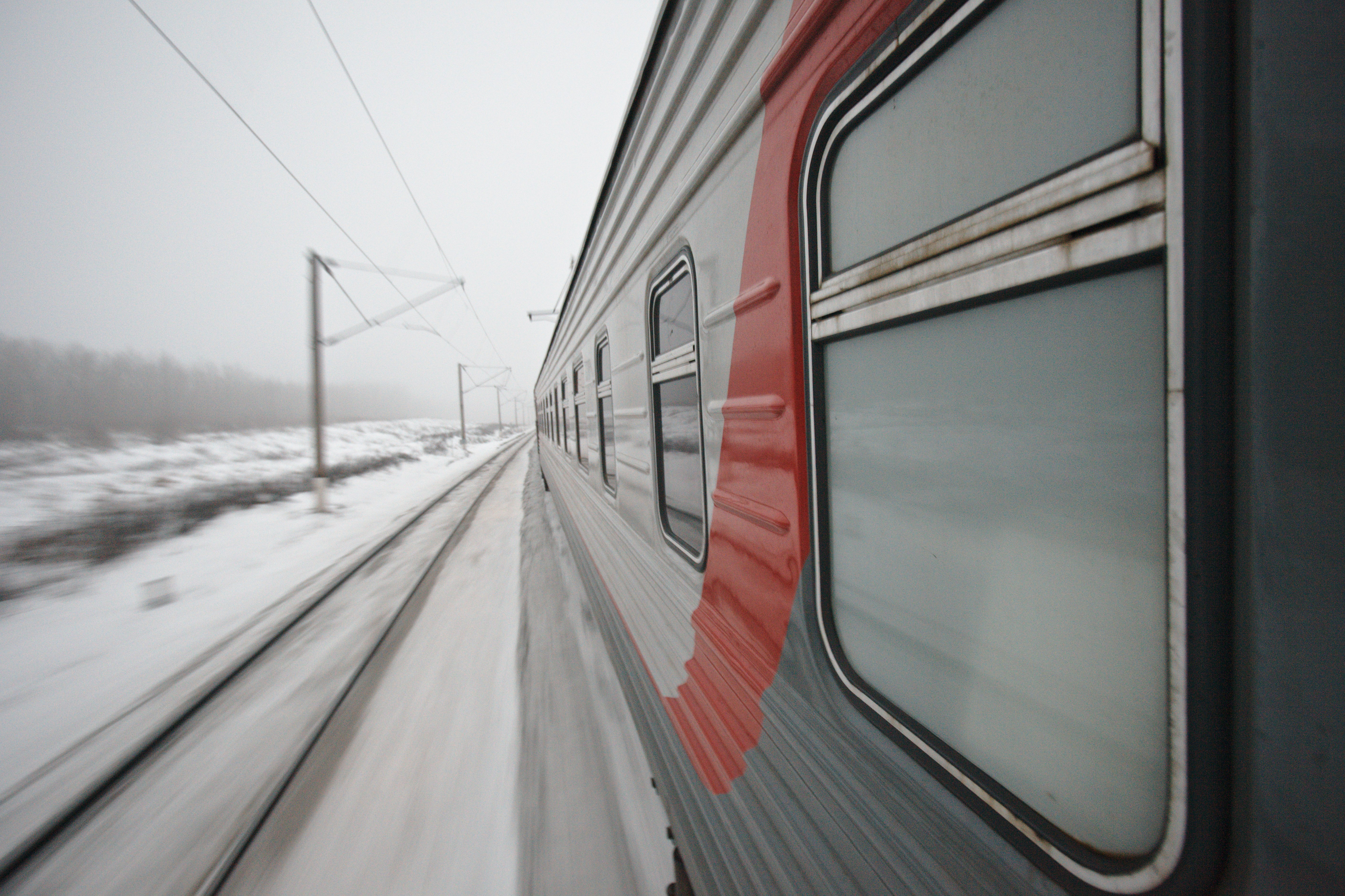 Поезд дальнего следования. Поезд Мурманск. Обледенелый поезд. Дополнительные поезда.