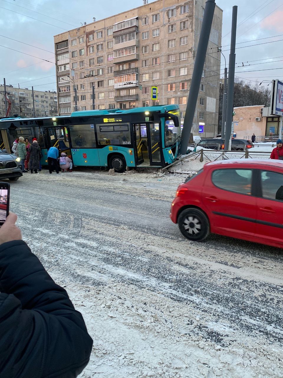 Момент столкновения автобуса со столбом в Петербурге попал на видео