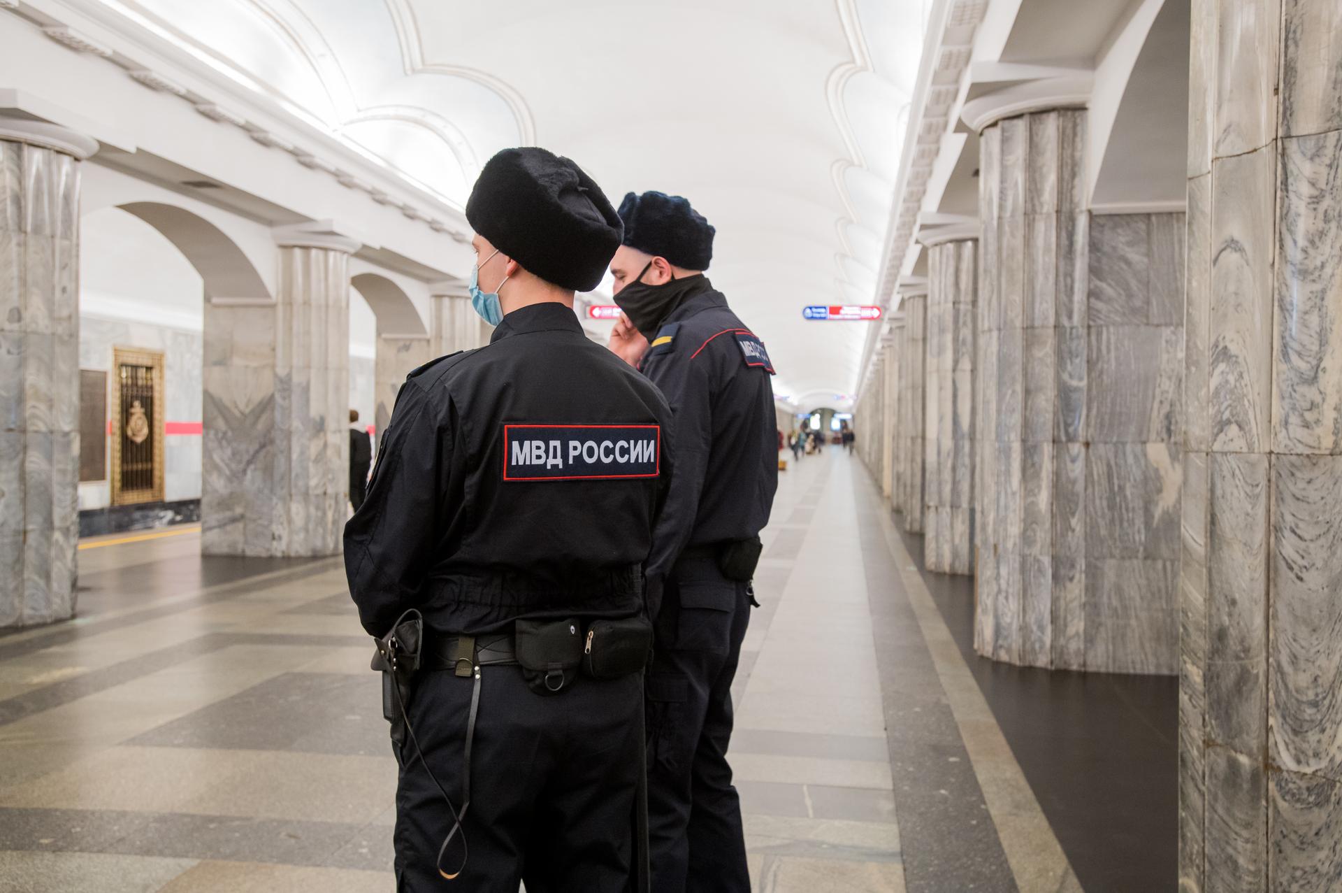 В петербургском метро задержали мужчину с рацией, настроенной на частоту  полиции