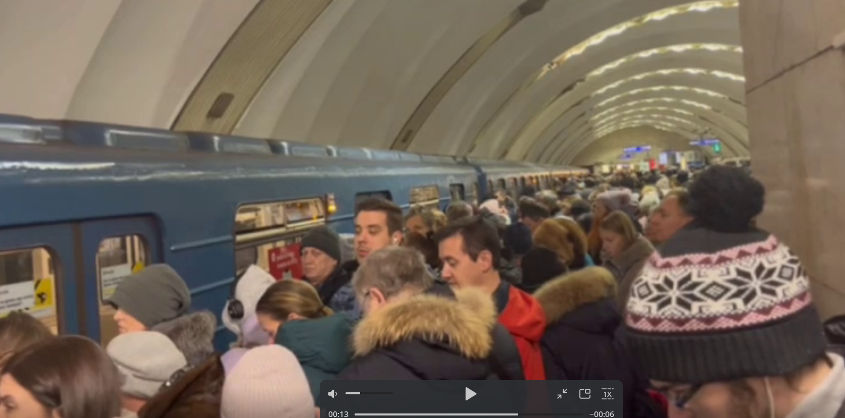 Человек упал на рельсы на Кольцевой линии столичного метро