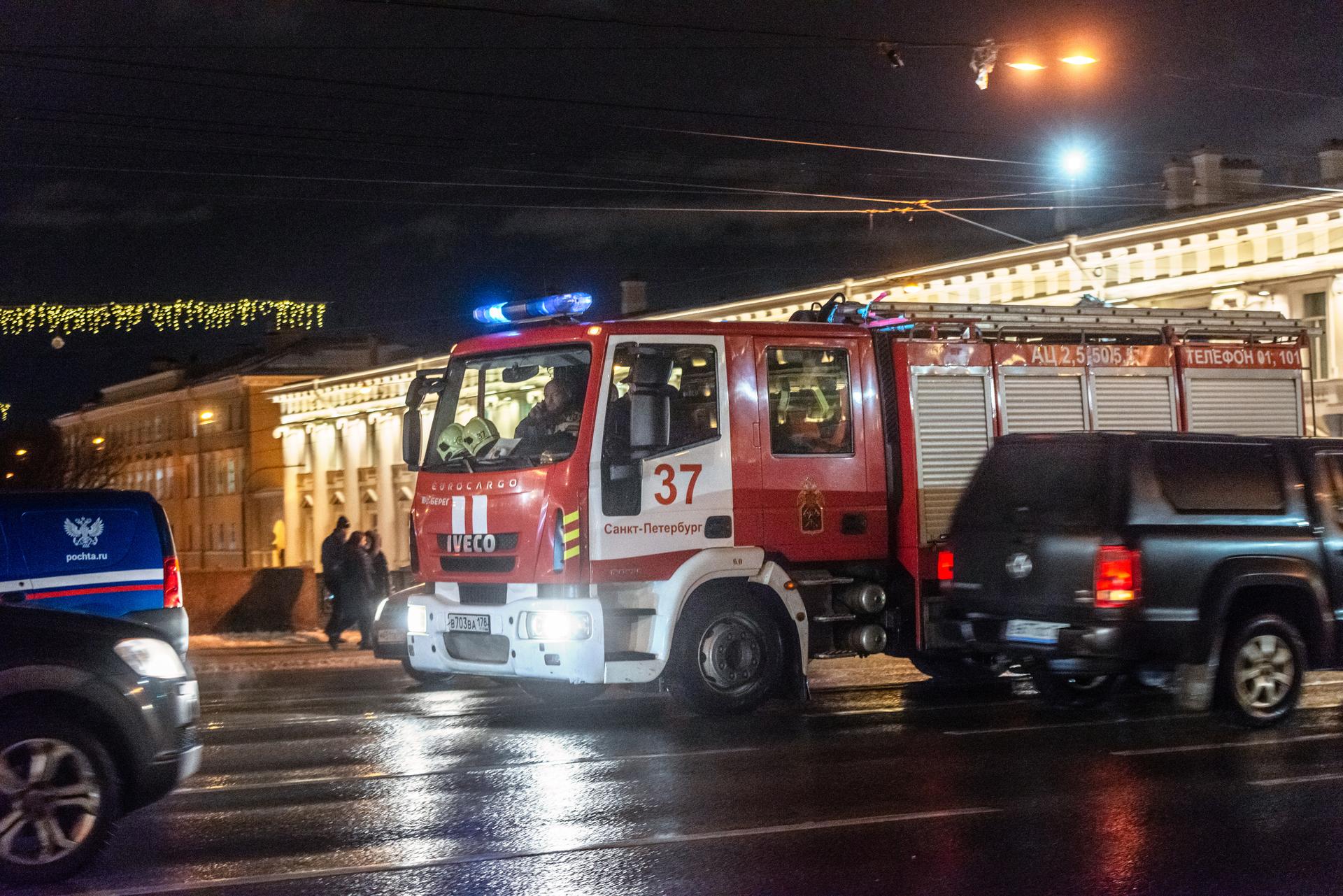 Из горящего дома на Гаванской эвакуировали 6 человек и спасли одну женщину