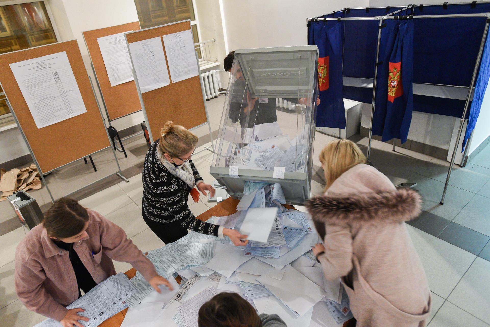 Часы голосования в спб. Усилили охрану на выборах. СПБ выборы где. Очереди на голосовании в Питере.