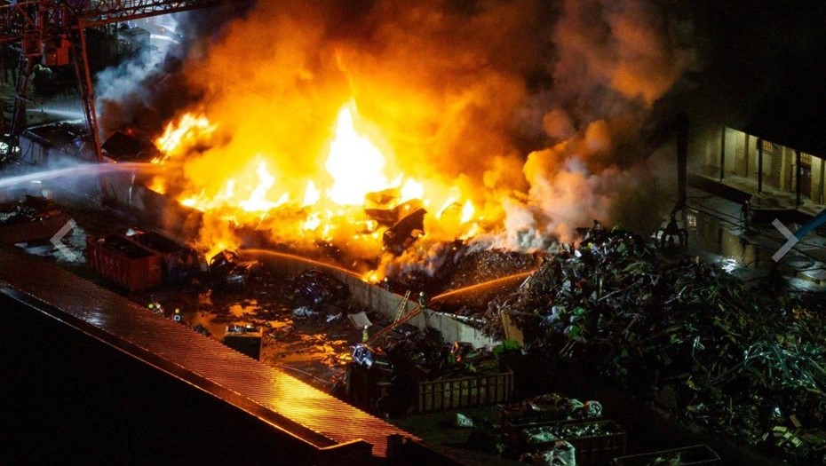 Гигантский пожар на автомобильной свалке в Вильнюсе тушили 11 часов