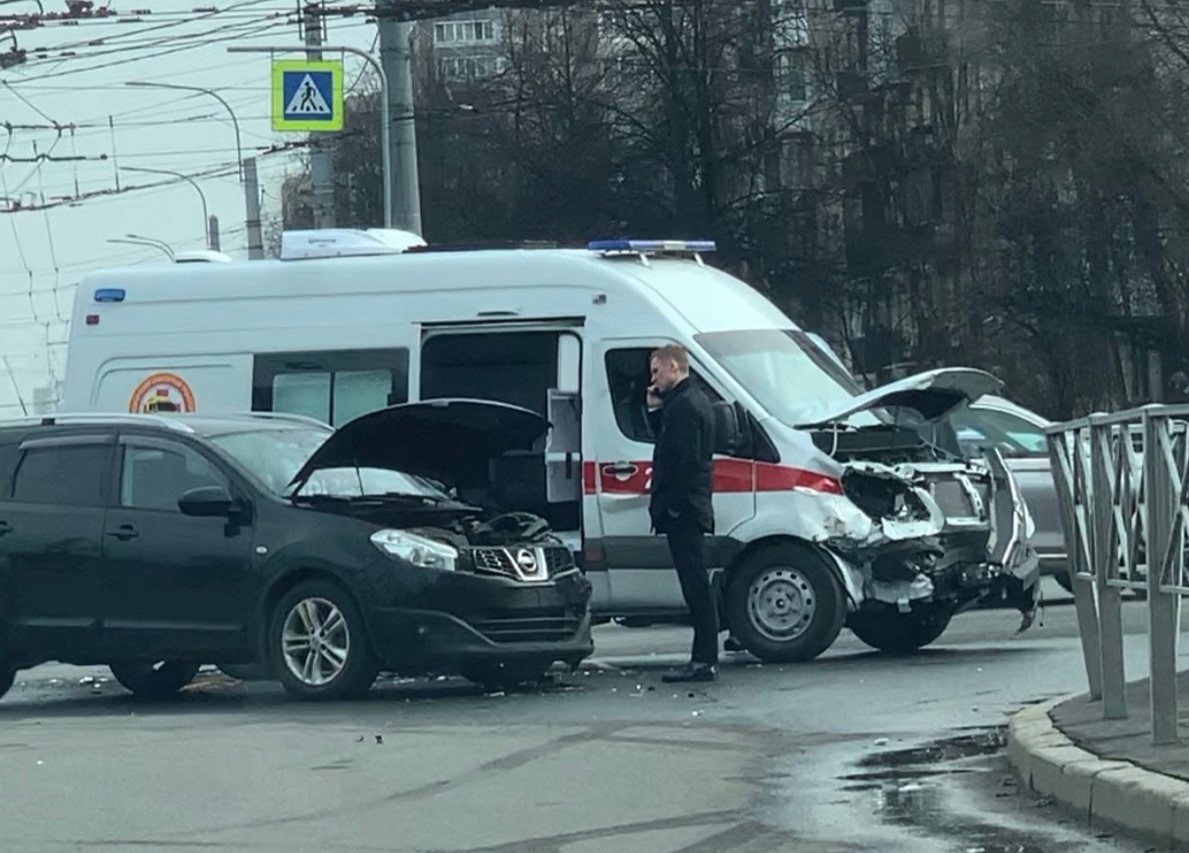 Медика госпитализировали после ДТП со скорой и иномаркой на Белы Куна