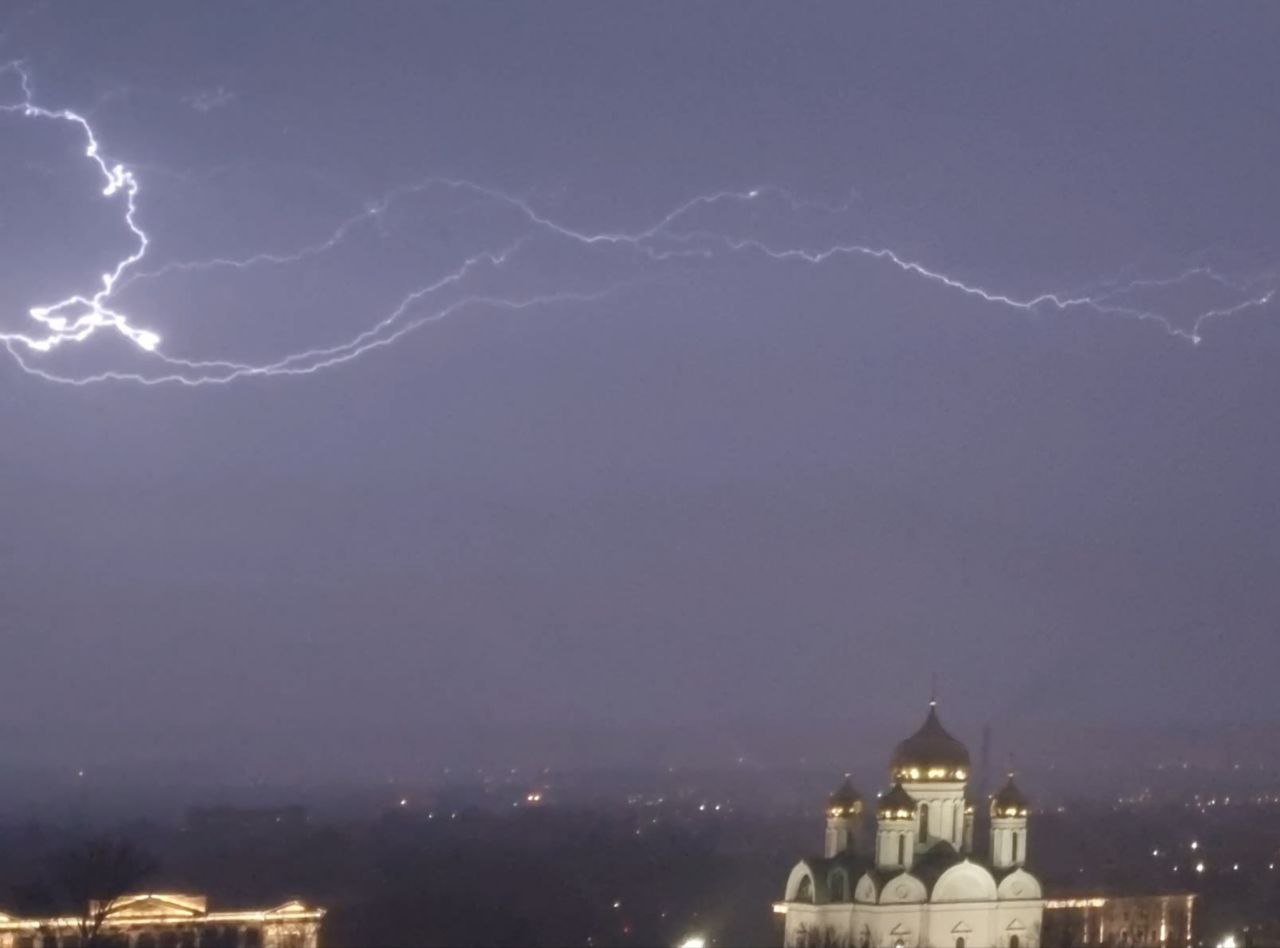 В Петербурге наблюдали апрельскую грозу вечером в понедельник