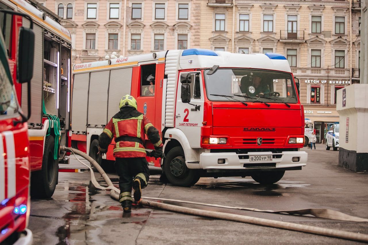 Женщина пострадала в квартирном пожаре на проспекте Славы. Ещё пятерых  жильцов эвакуировали