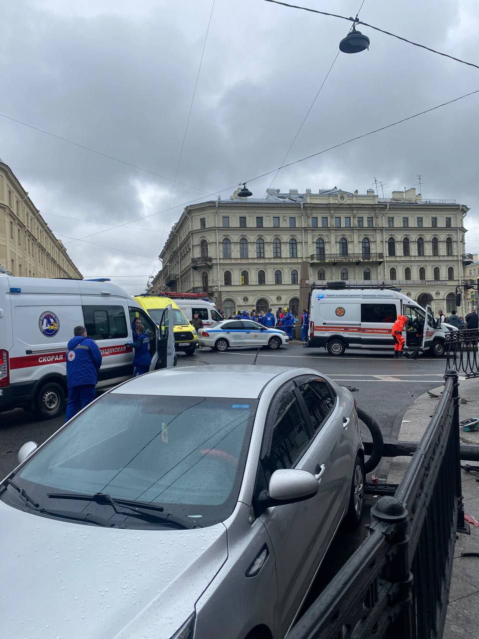 Момент ДТП с упавшим в Мойку автобусом в СПб: видео