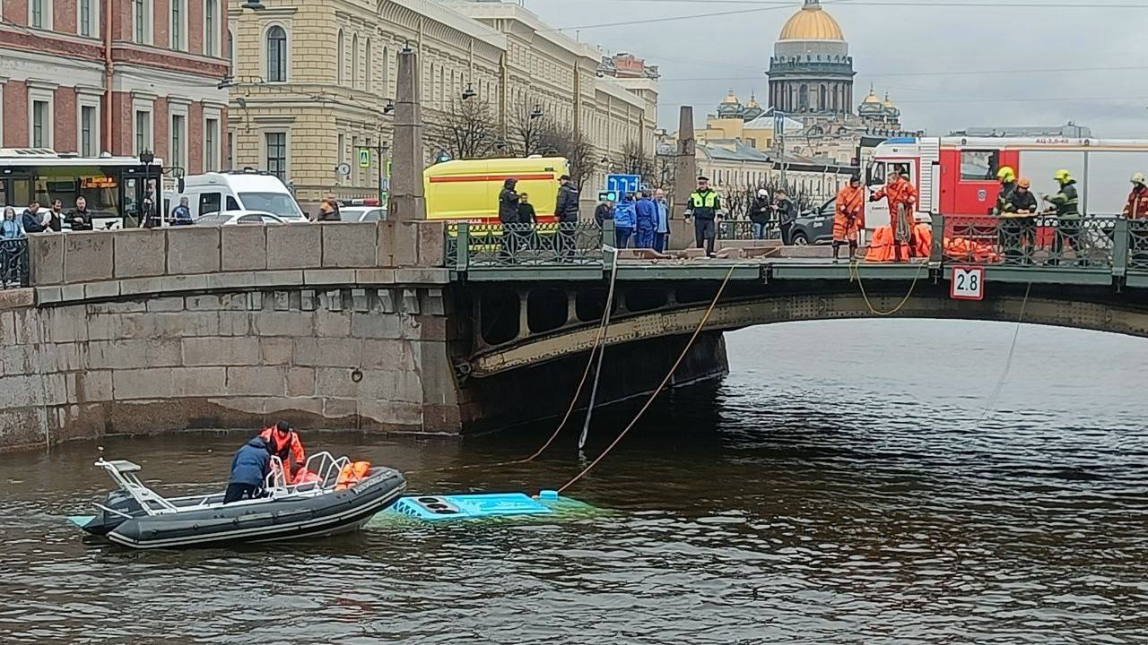 Пассажирский автобус упал в Мойку после столкновения с легковым автомобилем