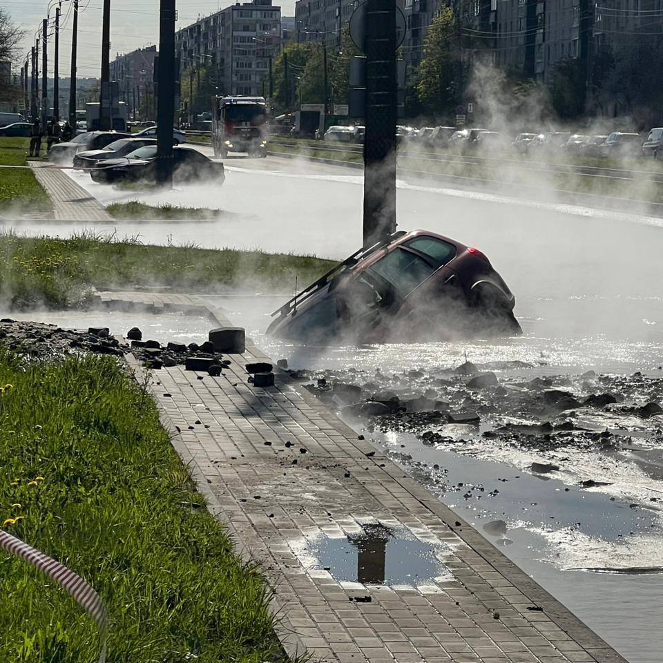 На юге Петербурга автомобиль провалился в яму с кипятком после прорыва трубы