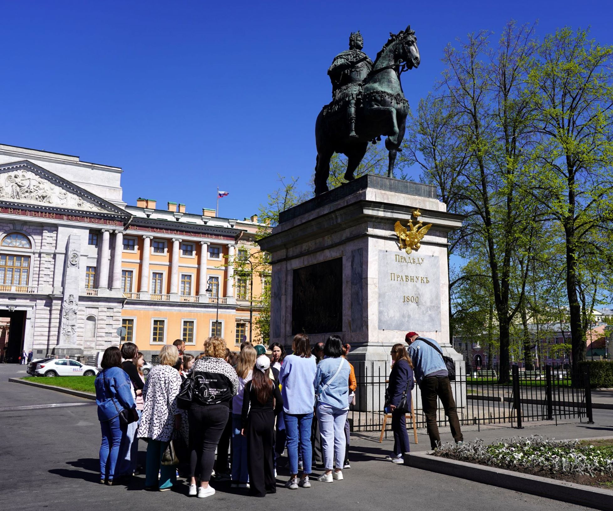 Почему памятник Петру I у Михайловского замка закрыли забором