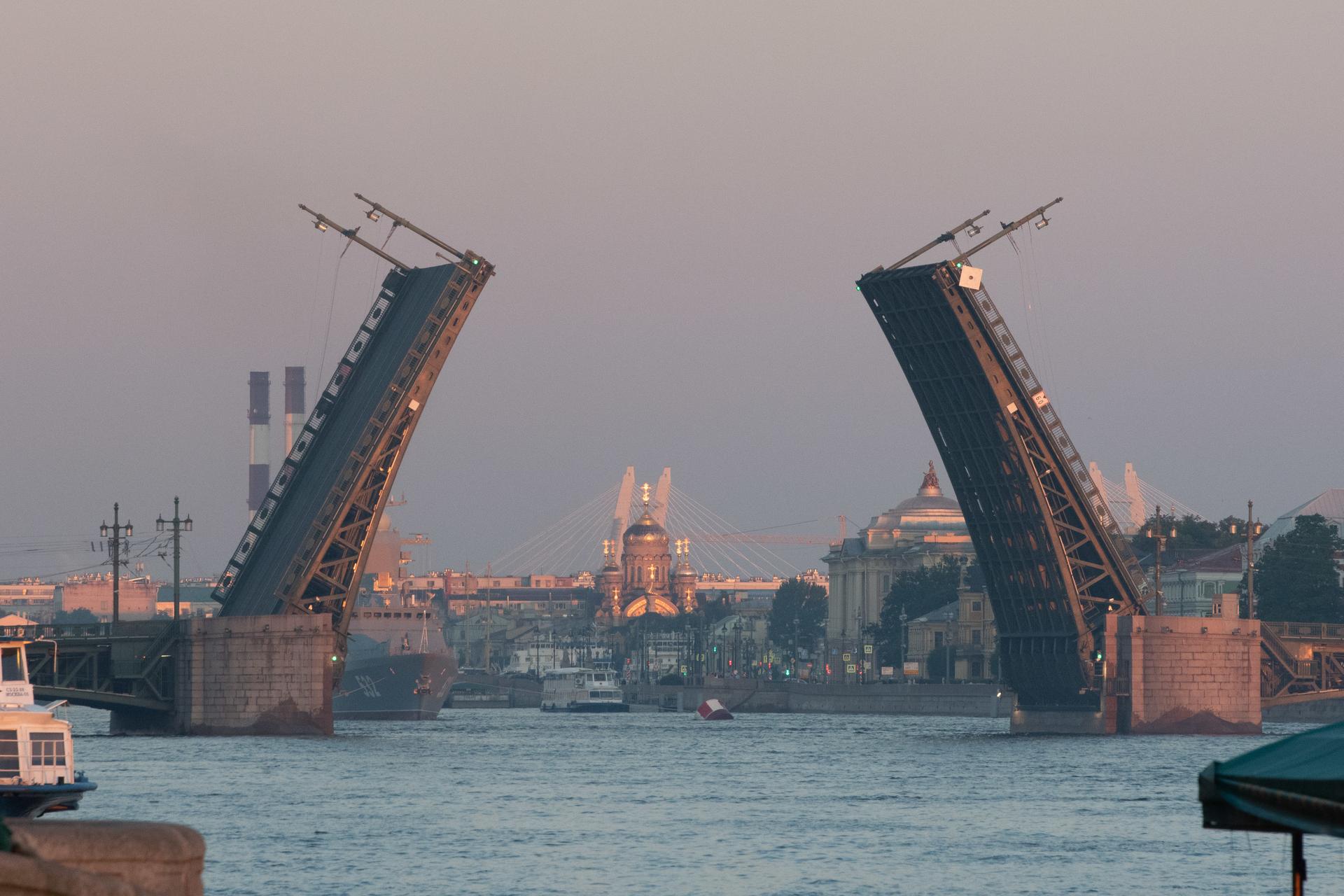 Дворцовый мост разведут под 