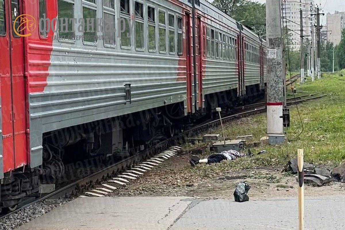 Электропоезд сбил женщину у станции Старая Деревня