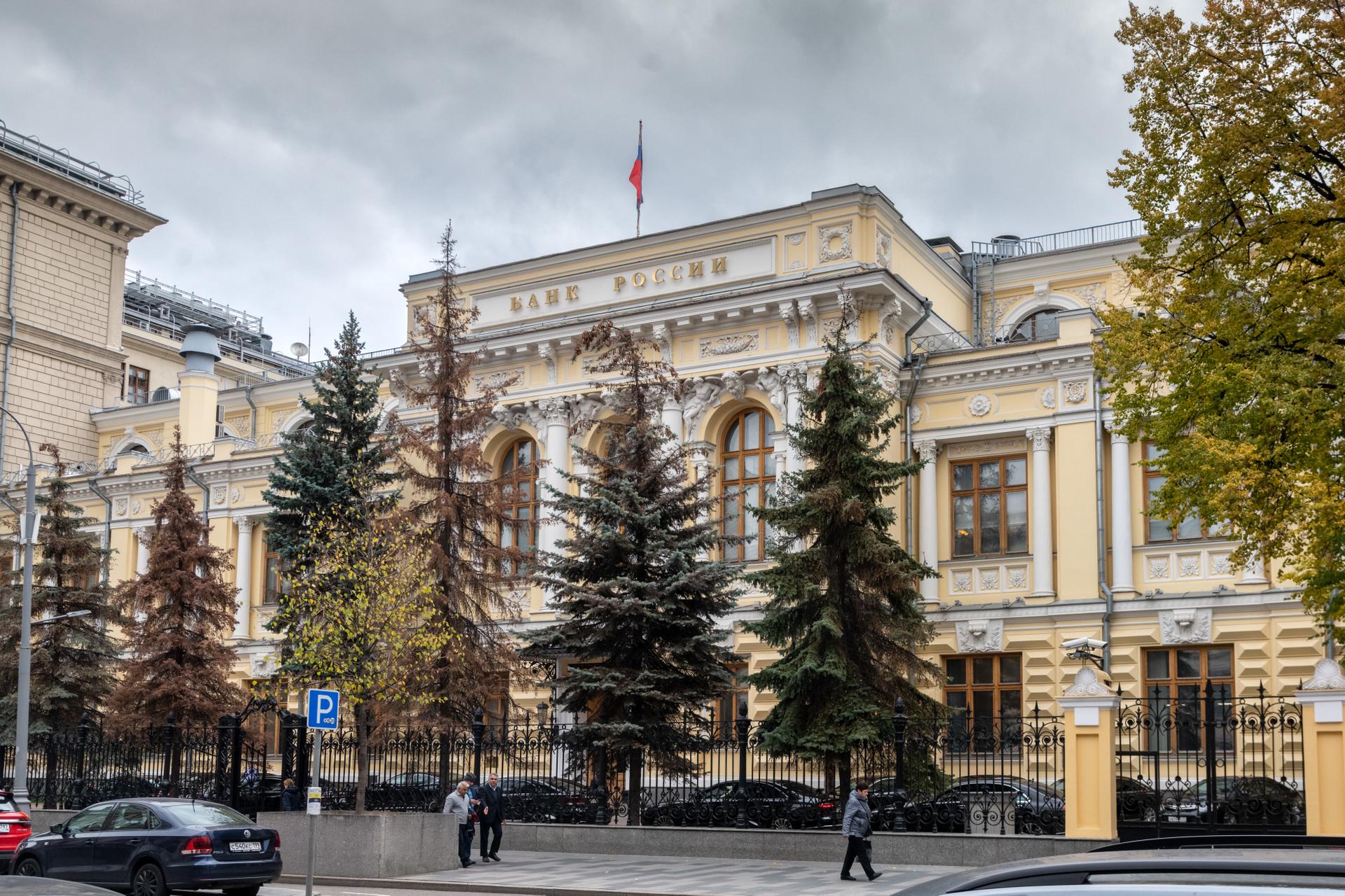 Центробанк приостановил торги гонконгским долларом