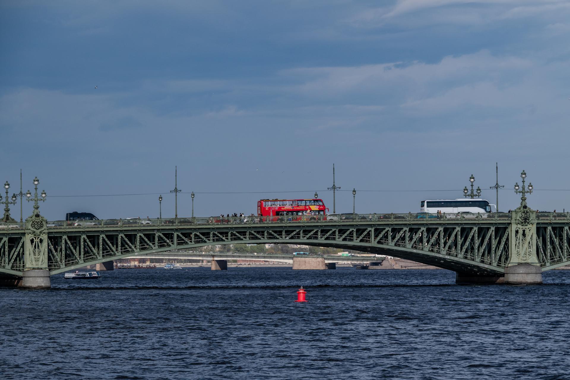 В центре Петербурга спасли мужчину, упавшего в Неву с Троицкого моста