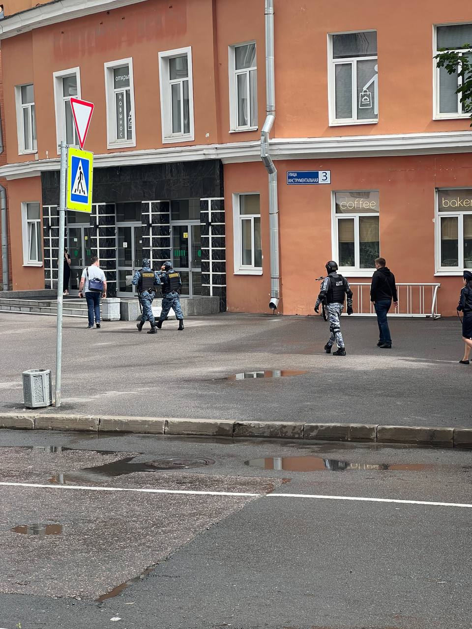 Силовики нагрянули в бизнес-центр на Петроградской стороне