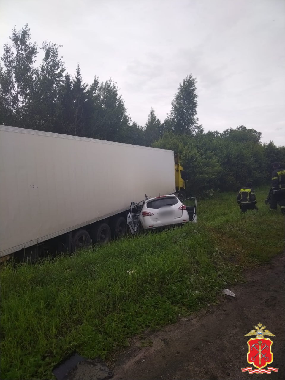 Под Гатчиной два человека погибли после лобового столкновения легковушки и  фуры