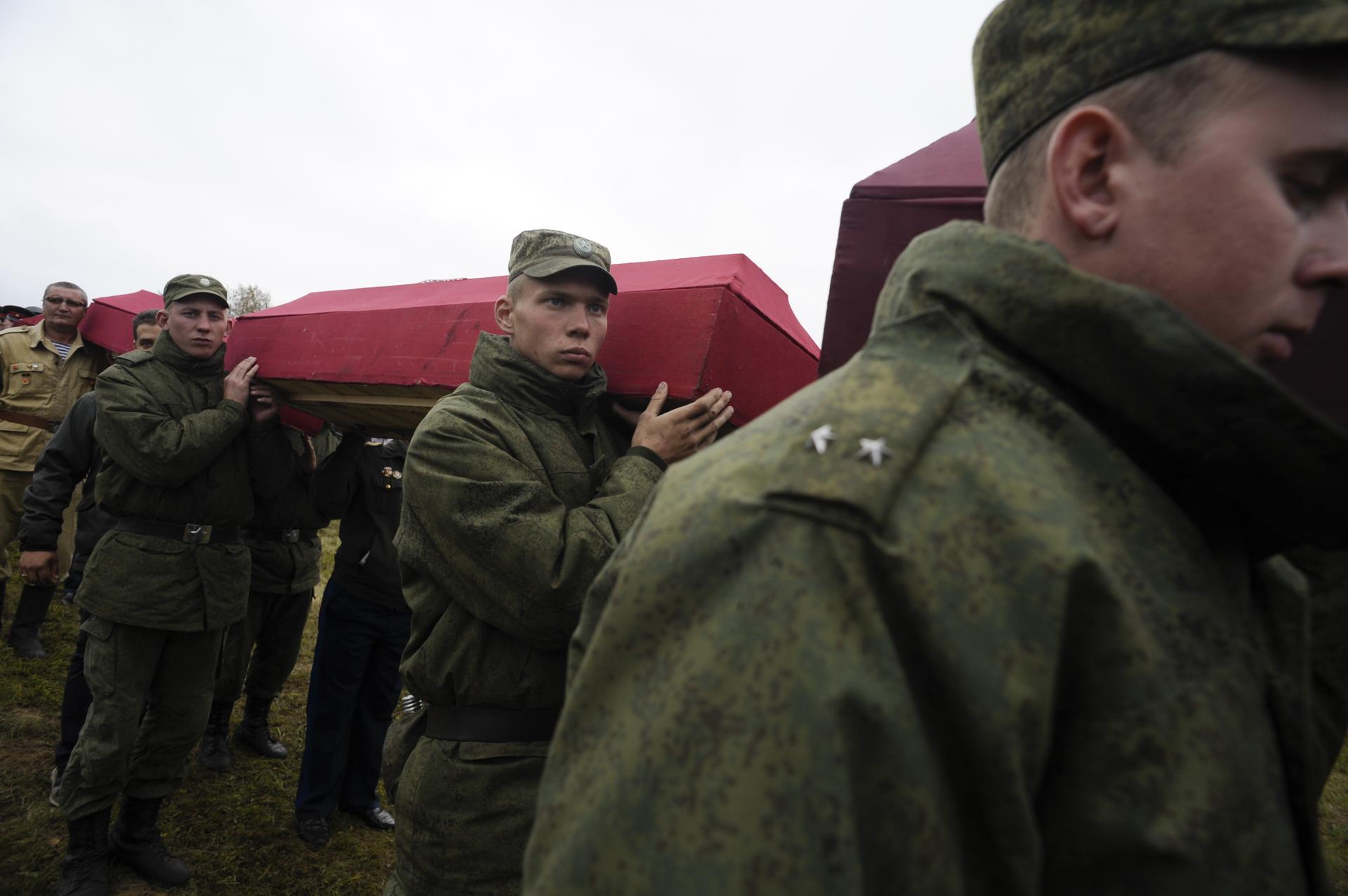 Минобороны предложило ежегодно индексировать похоронные выплаты военным. В  Петербурге их подняли до 71 тыс. рублей