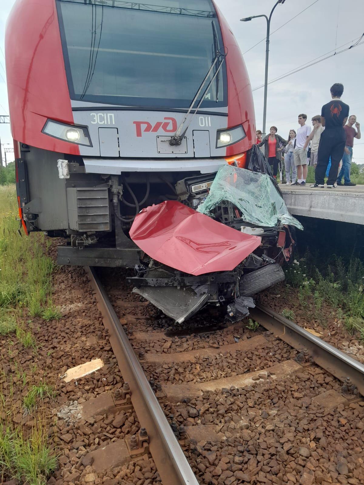 Четыре человека в машине погибли от наезда "Ласточки" под Гатчиной