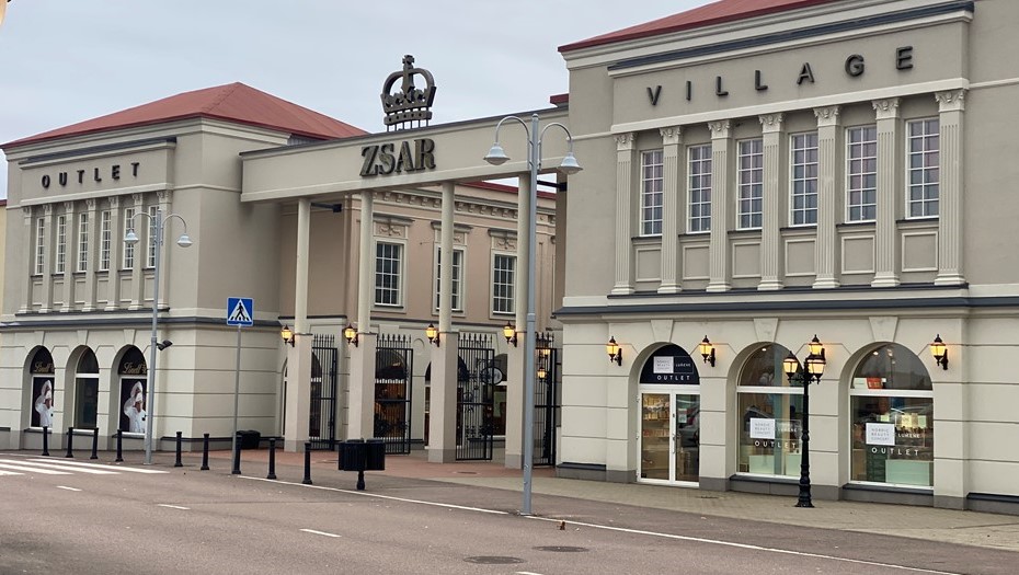 Аутлет-деревне "Царь" (Zsar Outlet Village).