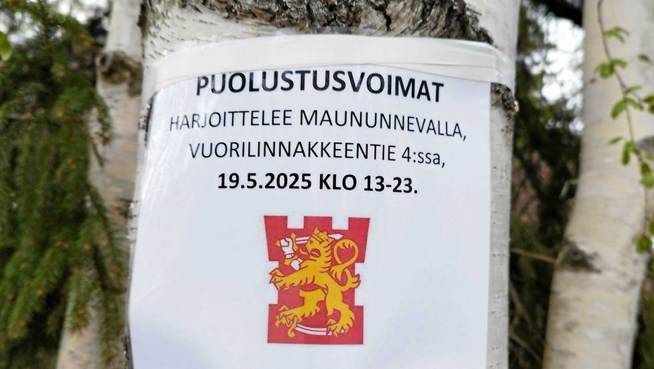 В Финляндии на деревьях появились объявления о проведении военных учений