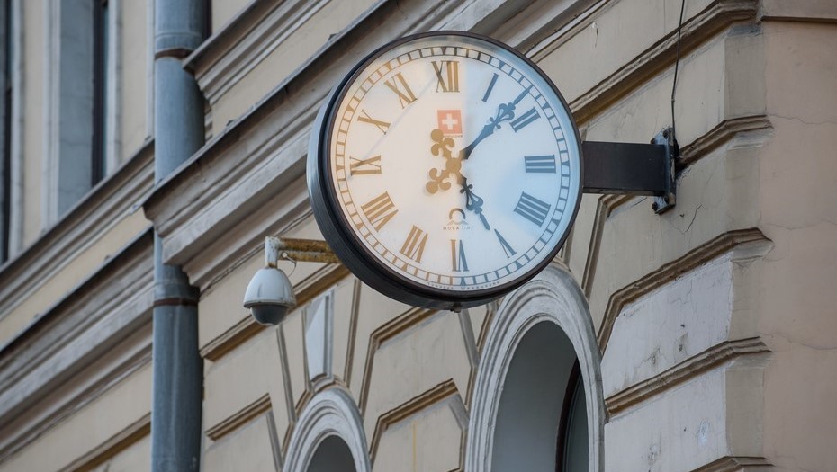 Уличные часы на фасаде дома на Невском проспекте. Уличные часы на фасаде дома на Невском проспекте.