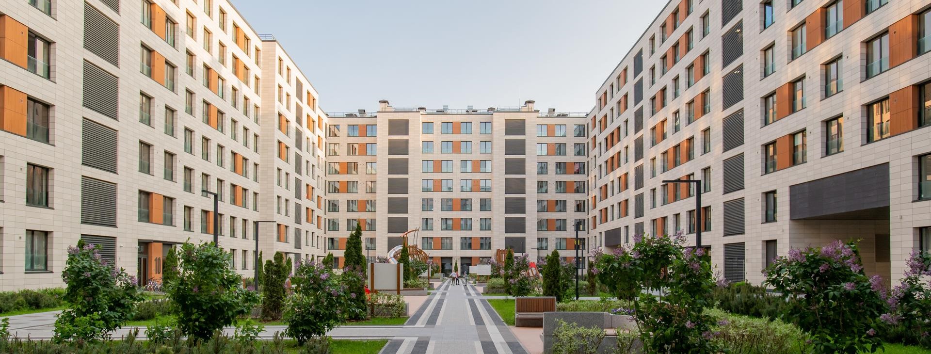 Холодный июнь заморозил продажи жилья в Петербурге