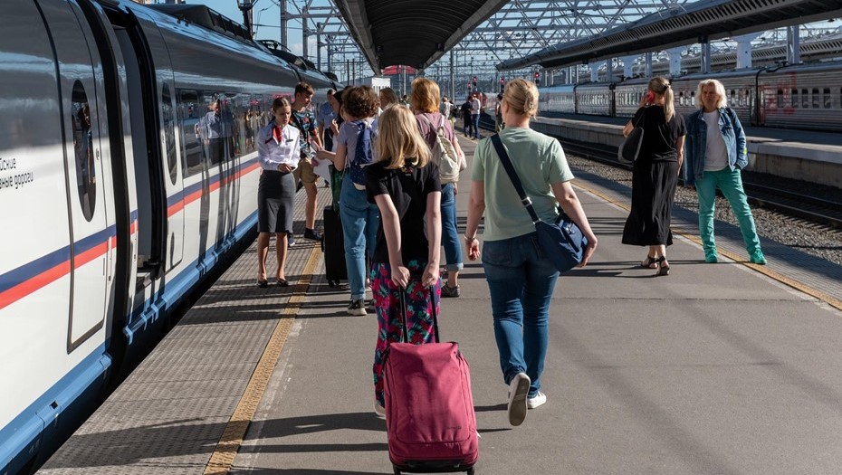Перрон Московского вокзала в Санкт-Петербурге. Пассажиры идут по перрону для посадки на поезд. Перрон Московского вокзала в Санкт-Петербурге. Пассажиры идут по перрону для посадки на поезд.