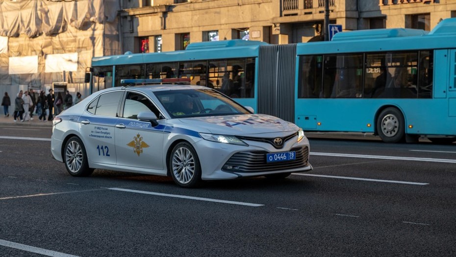 Автомобиль ДПС полиции едет по Невскому проспекту. Автомобиль ДПС полиции едет по Невскому проспекту.