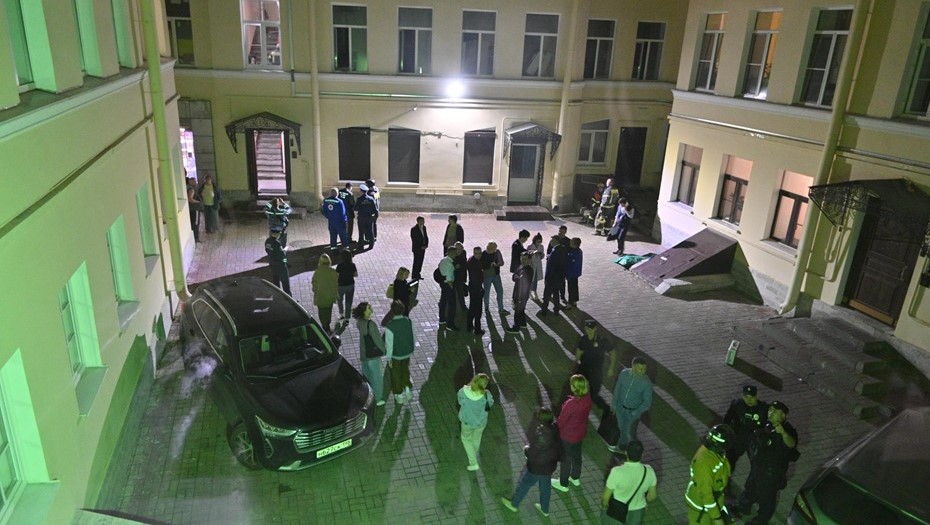 Дом на Невском проспекте, 103, где произошло обрушение, эвакуированные жильцы. 