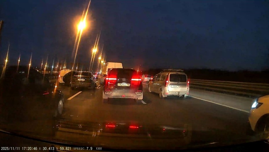 Пробка из-за массовой аварии на КАД в Петербурге. 