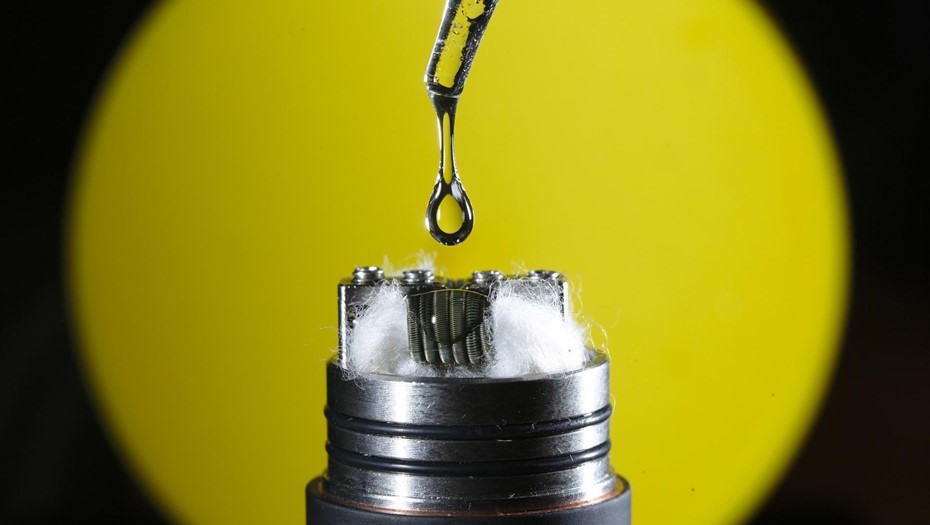 Россия. Санкт-Петербург. В вейпшопе Leningrad Cloud. 