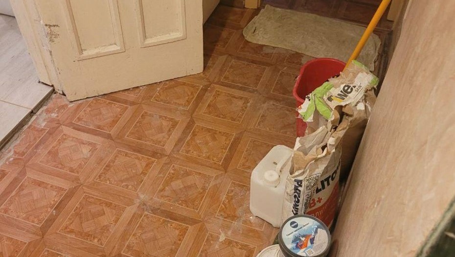 Из-за потопа в квартире ветеран в Волхове проживает в неподобающих условиях.