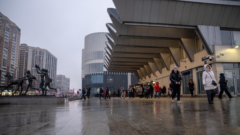 Архитектурные линии. Станция метро Пионерская на фоне домов Приморского района. Снег с дождем. Пассажиры метро.