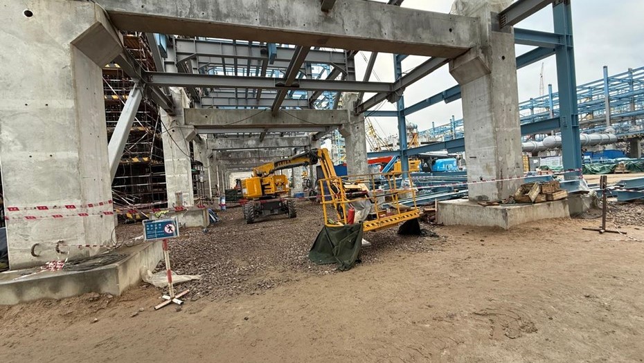 Идет расследование гибели китайского рабочего на стройке в Усть-Луге.