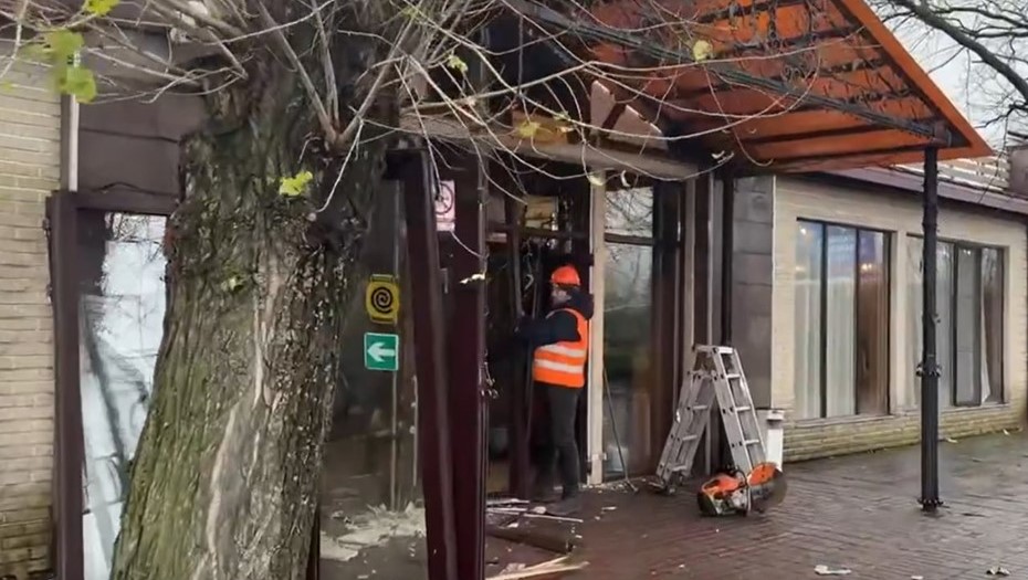 Сотрудники комитета по контролю за имуществом организовали снос незаконного кафе. Сотрудники комитета по контролю за имуществом организовали снос незаконного кафе.