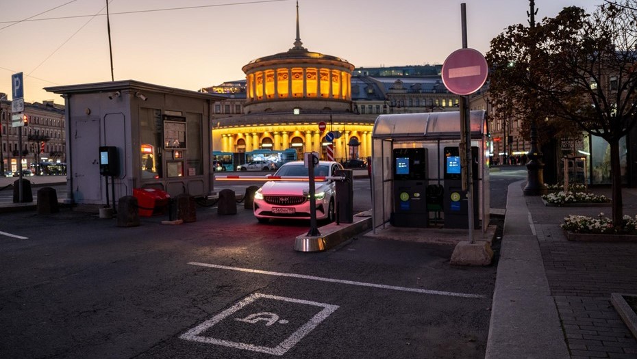 Платная парковка. Автомобиль стоит у шлагбаума на въезде на зону парковки на фоне вестибюля станции метро Восстания.