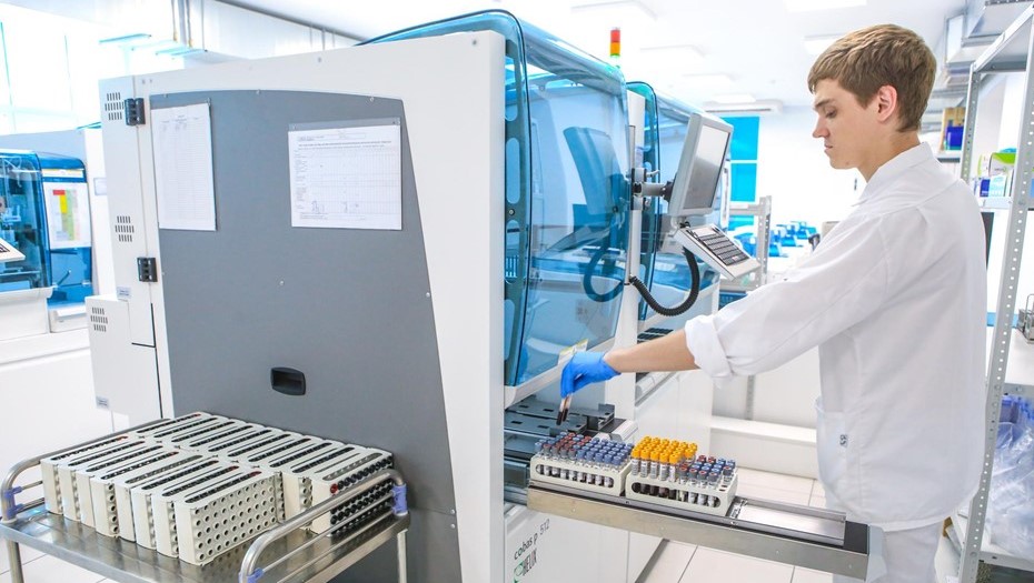 Автоматизированный лабораторный комплекс лабораторной службы Helix, где проводятся исследования для диагностики широко распространенных онкологических, кардиологических, гепатологических и инфекционных заболеваний.