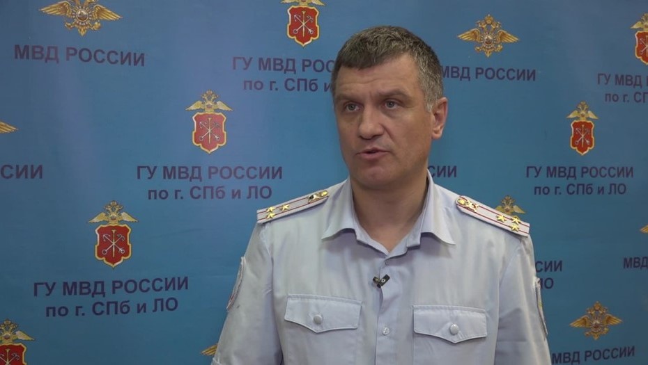 Руководитель пресс-службы МВД по Петербургу и Ленобласти Вячеслав Степченко в процессе работы записывает телевизионный комментарий ("синхрон"). 