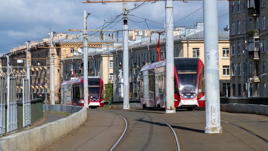 Трамваи едут по трамвайному мосту в районе Автово. Кронштадтский путепровод. Расположен в створе Кронштадтской улицы и пересекает железнодорожные пути станции Автово, реку Красненькую, а также несколько автомобильных проездов.
