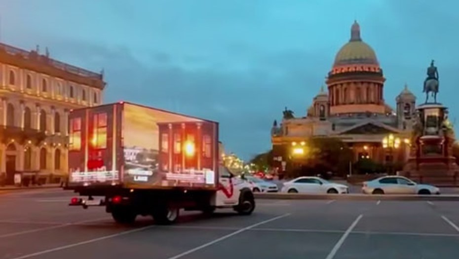 Петербуржцы возмущены рекламой "на колесах".