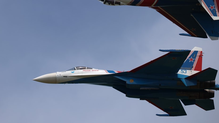 Су-30 в составе пилотажной группы "Русские витязи".