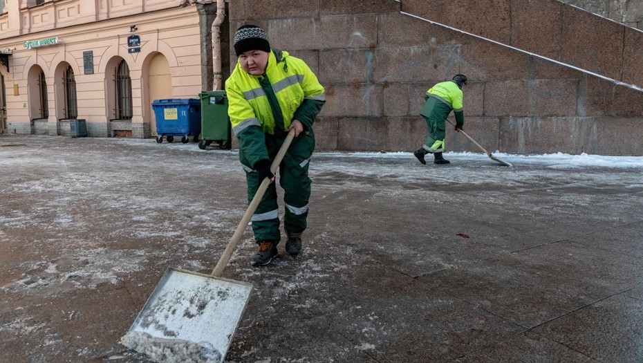 Уборка снега. Работники жкх лопатами убирают снег от башни Городской думы.