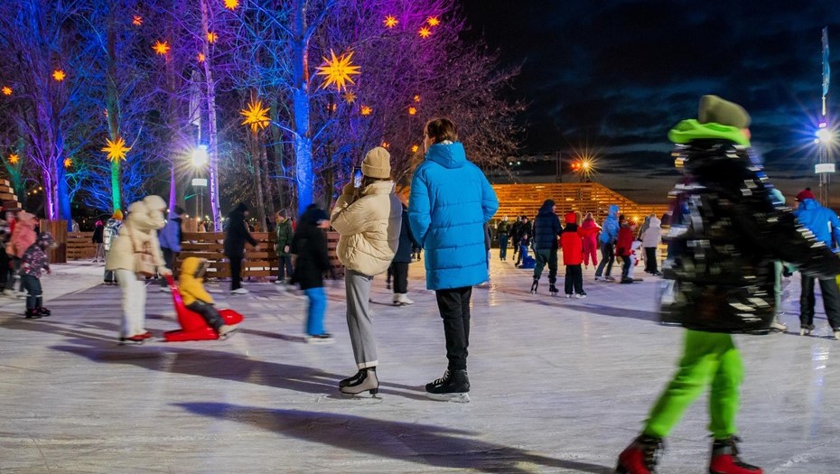 Горожане катаются на коньках в  "Севкабель Порт".