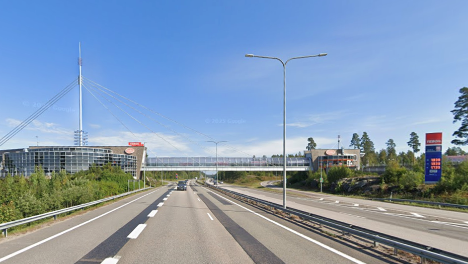 Станция Teboil в Хейноле знаменита своим пешеходным мостом через шоссе.